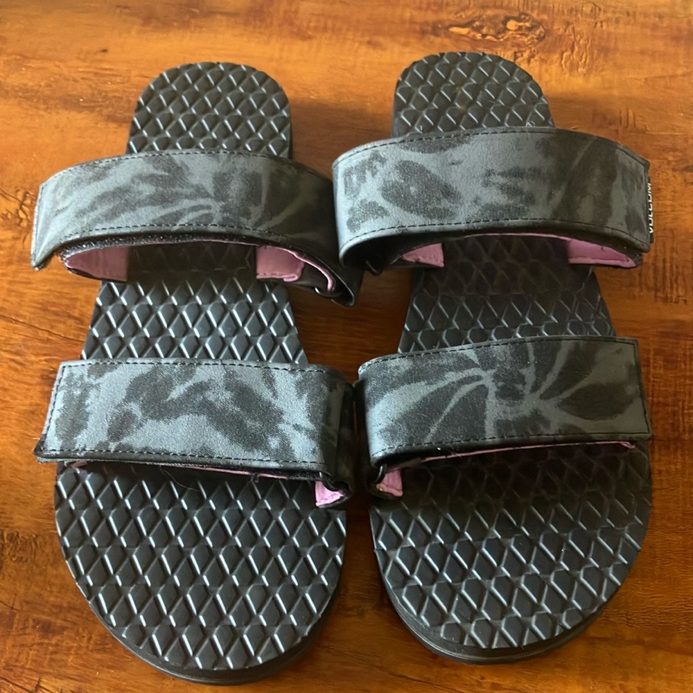Volcom Women’s Eco Recliner Slide sandal with adjustable straps black size 9
